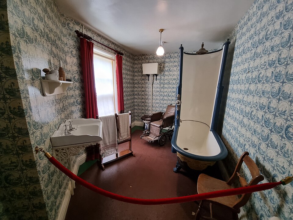 An_older_bathroom _Bathroom Refurbishment service